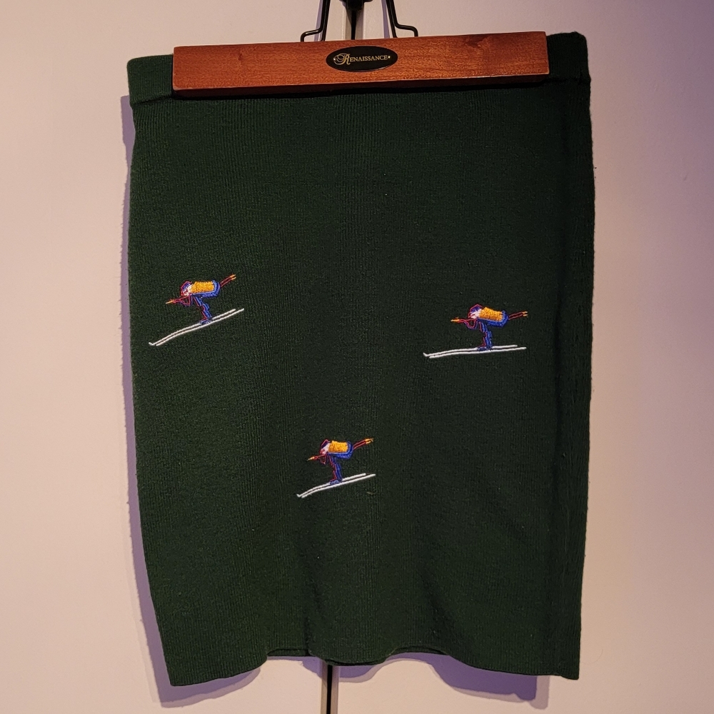 Vintage forest green knit skirt with embroidered skiers